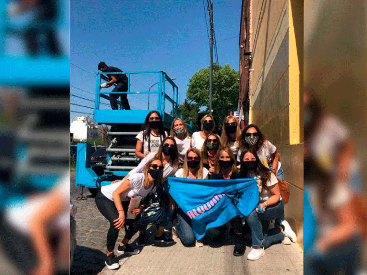 Alquilaron una grúa para saludar a una amiga internada en el Fleming por cáncer