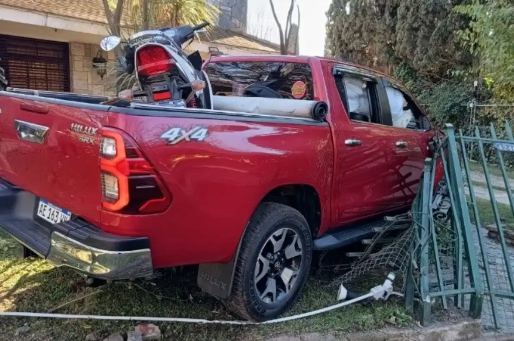 Acribillaron de 16 tiros a un hombre que conducía una camioneta en ruta 9, altura Funes