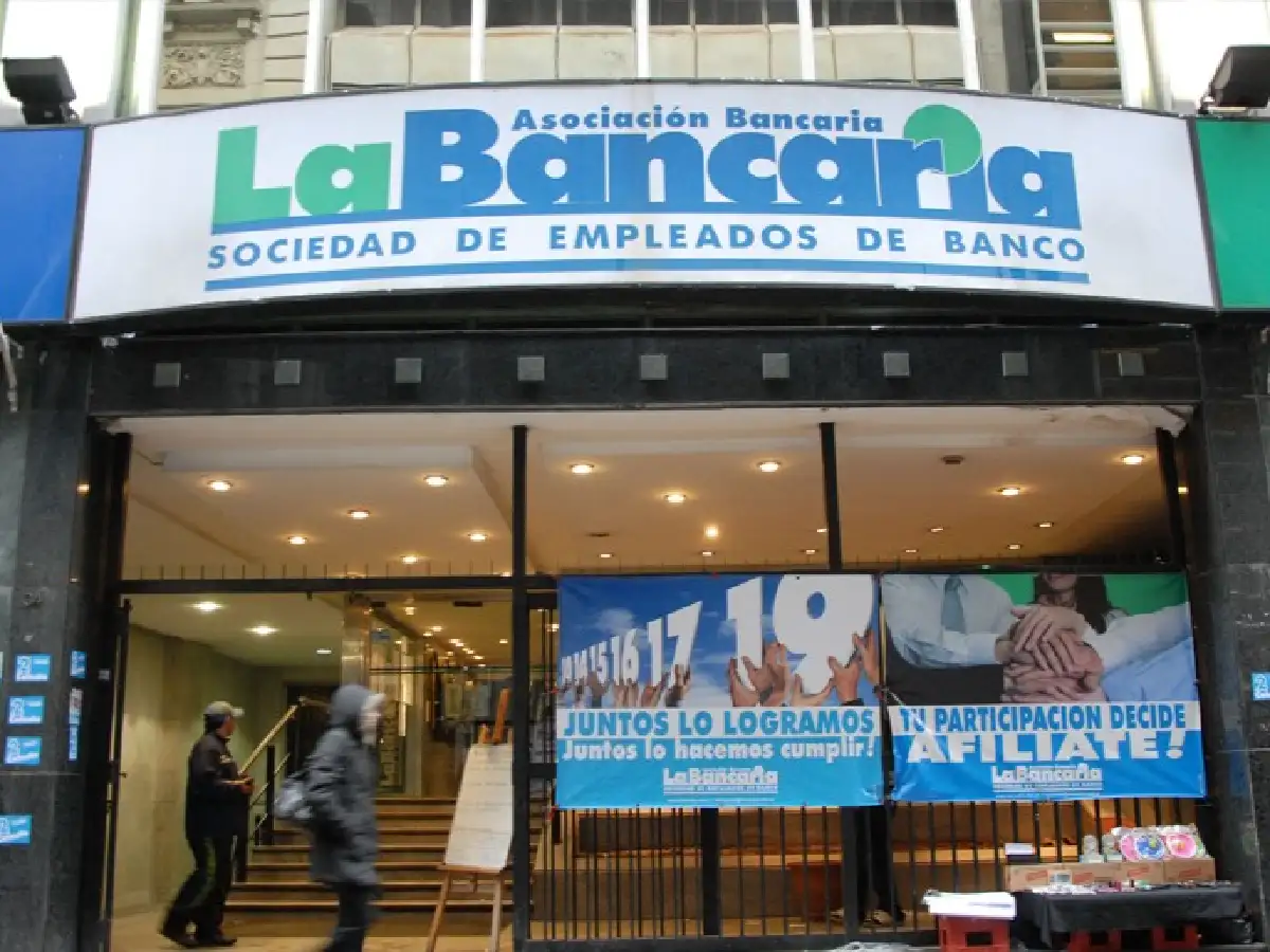Bancarios percibirán un aumento del 45% y un bono de $100.000