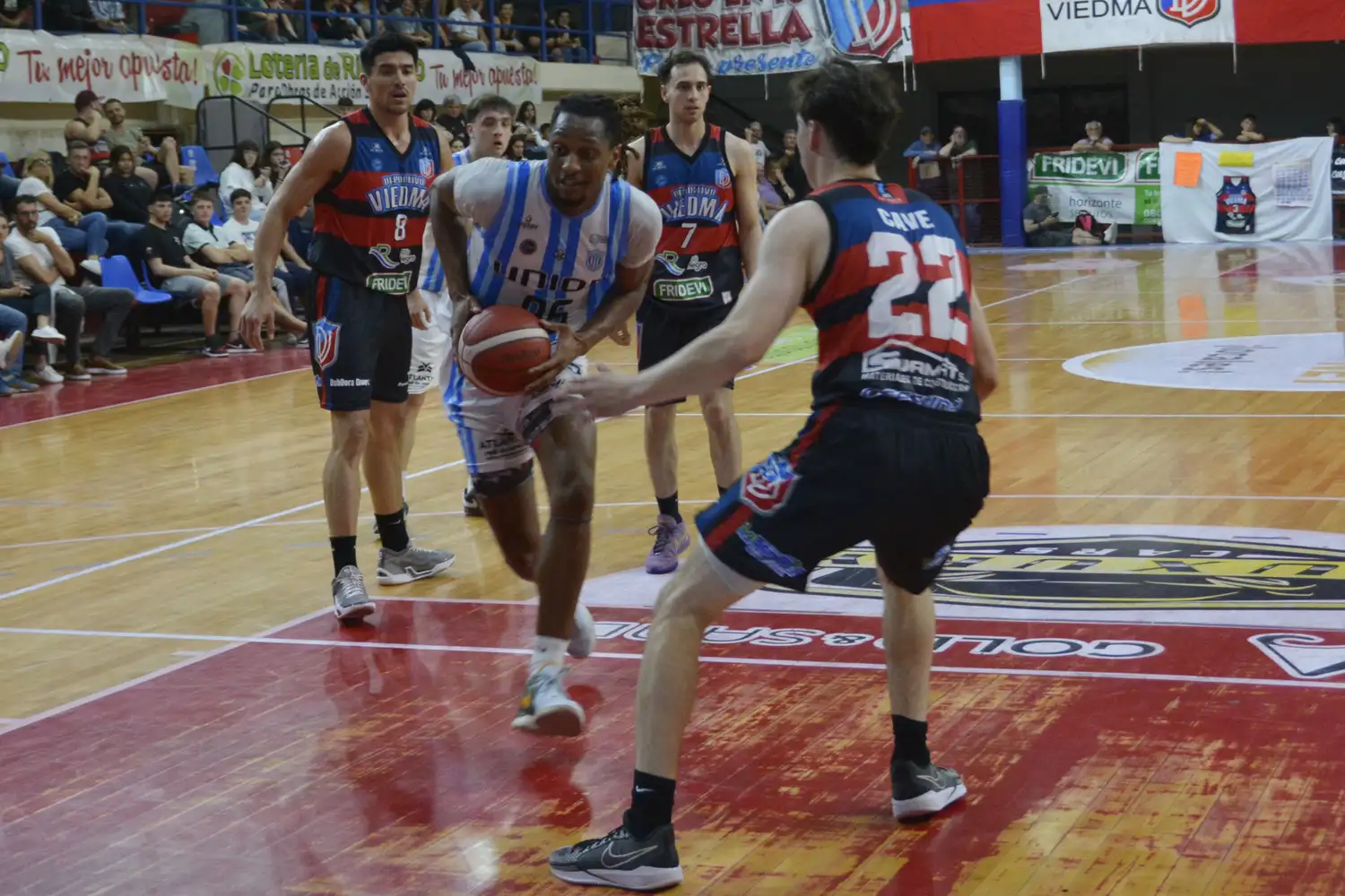 Anthony Duncan camino al aro. (Foto: Prensa Dep.Viedma)