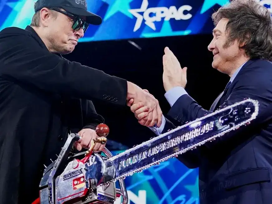 Elon Musk agitó la motosierra que le regaló Milei en un foro en Los Ángeles. Foto: Reuters