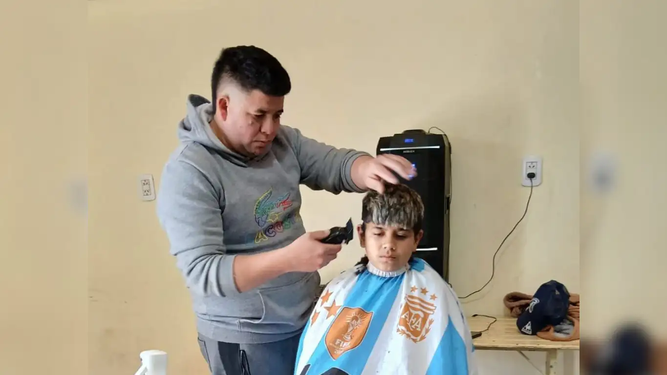 peluqueros ofrecieron cortes gratuitos a niños en edad escolar en barrio Hospital.
