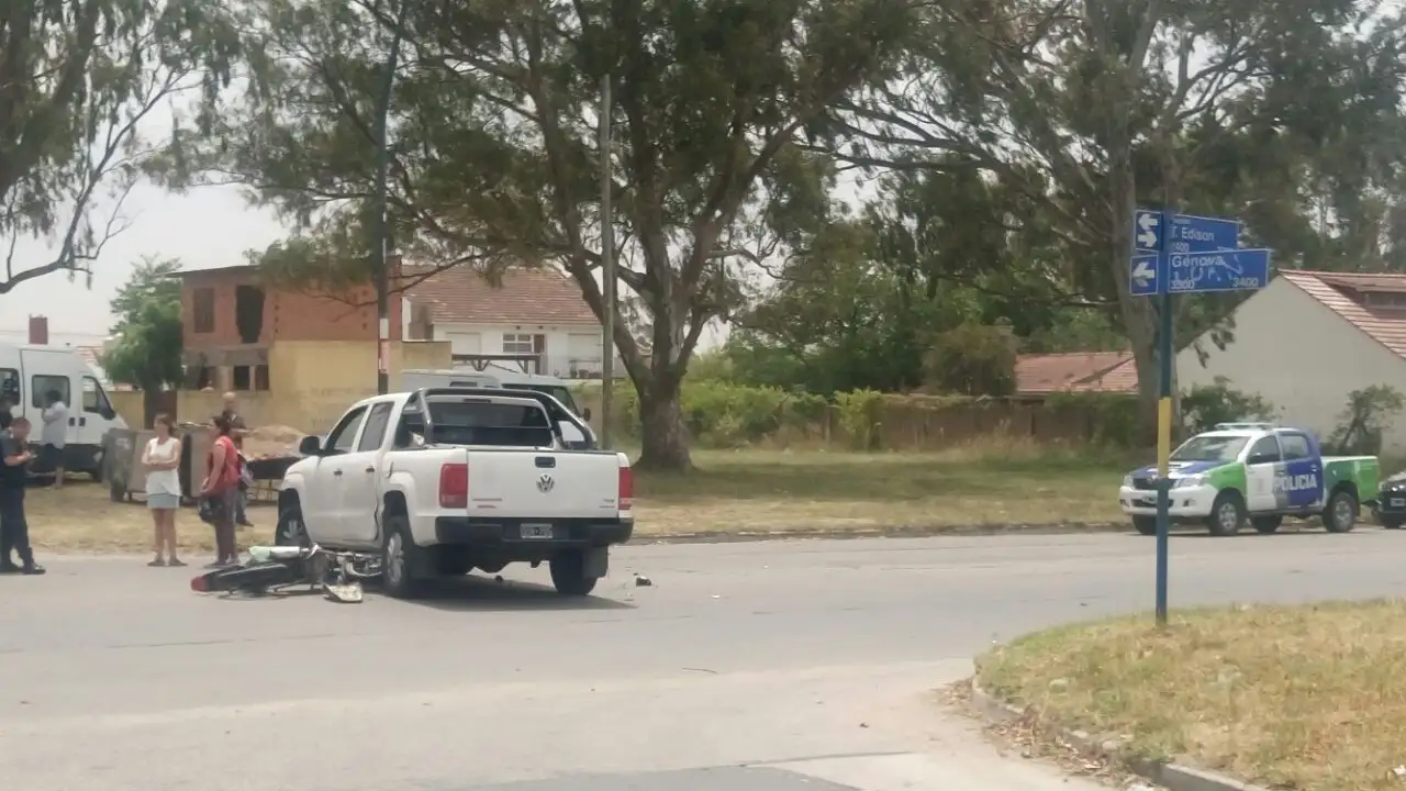 Un motociclista herido tras impactar con una camioneta