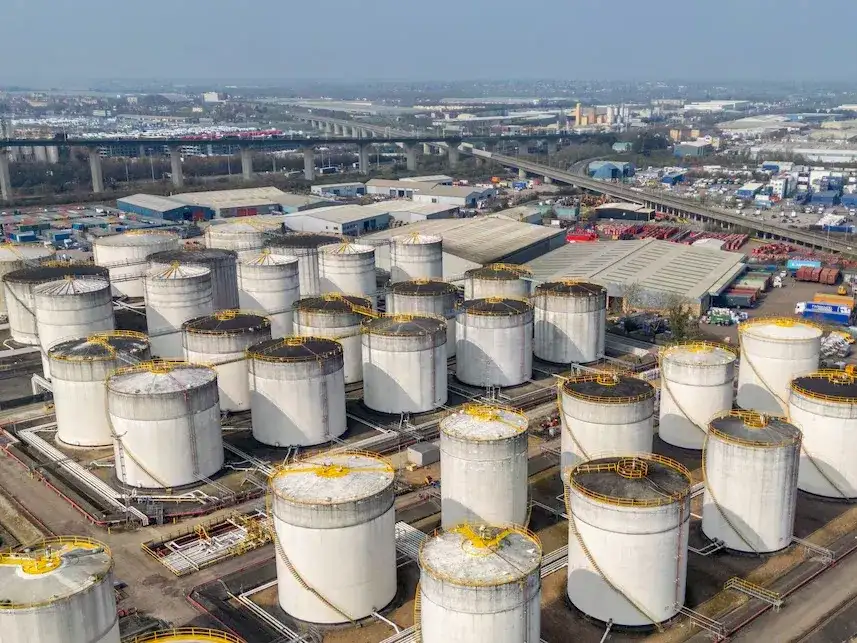 El precio internacional del petróleo Brent superó los 111 dólares por barril ante la creciente tensión en Oriente Medio y los incidentes denunciados en el estrecho de Ormuz.