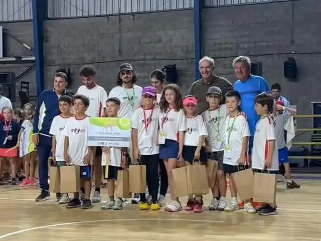 La delegación de Santa Fe, que presentará dos equipos masculinos y uno femenino, posando en la inauguración con Cacho Coria.