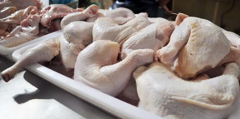El pollo ganó terreno en la mesa de los argentinos y ya superó a la carne vacuna en el consumo por habitante. La brecha de precios fue una de las claves que aceleró ese cambio en la dieta. Foto ilustrativa