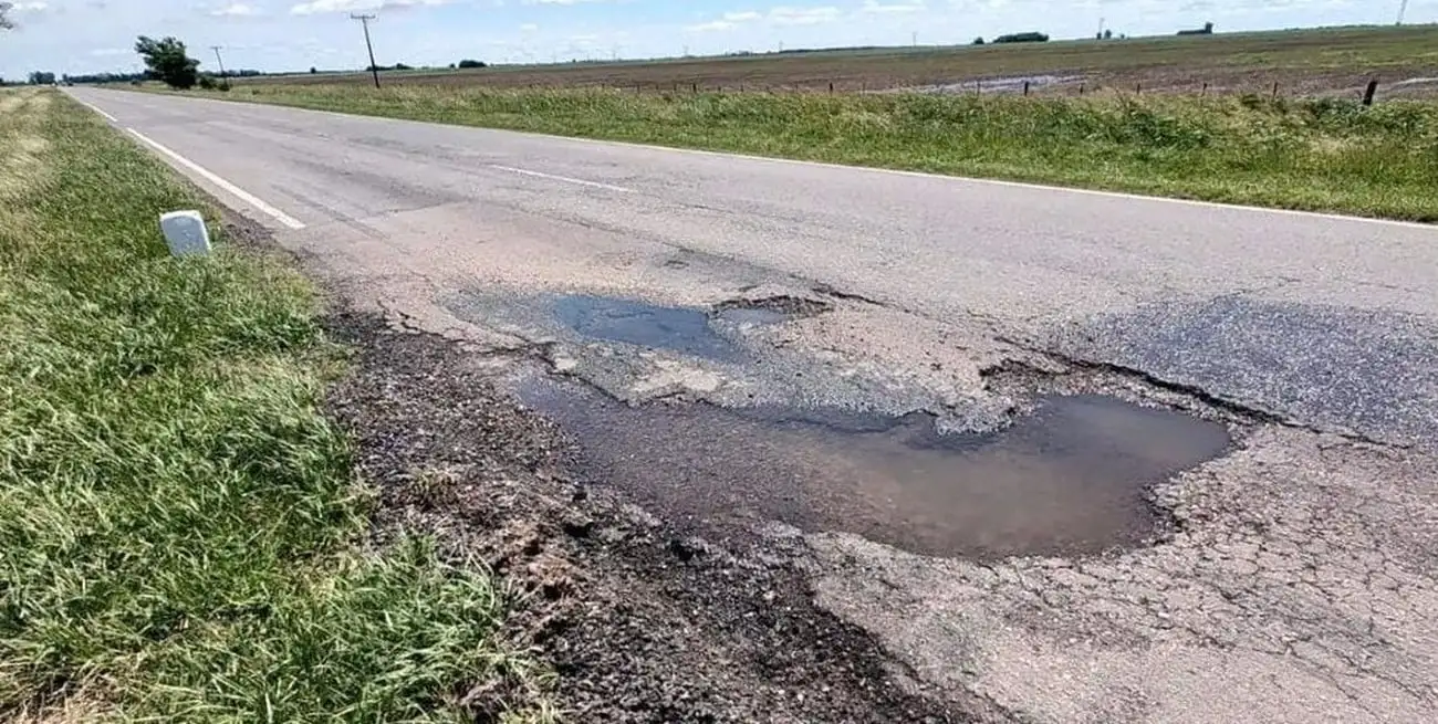 Una muestra del deterioro de la Ruta Nacional 11, una de las más afectadas junto con la 33.