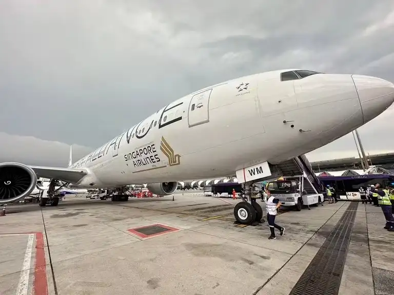 El avión de la aerolínea de Singapur en la pista después de solicitar un aterrizaje de emergencia en el Aeropuerto Internacional Suvarnabhumi de Bangkok, Tailandia, el 21 de mayo de 2024.