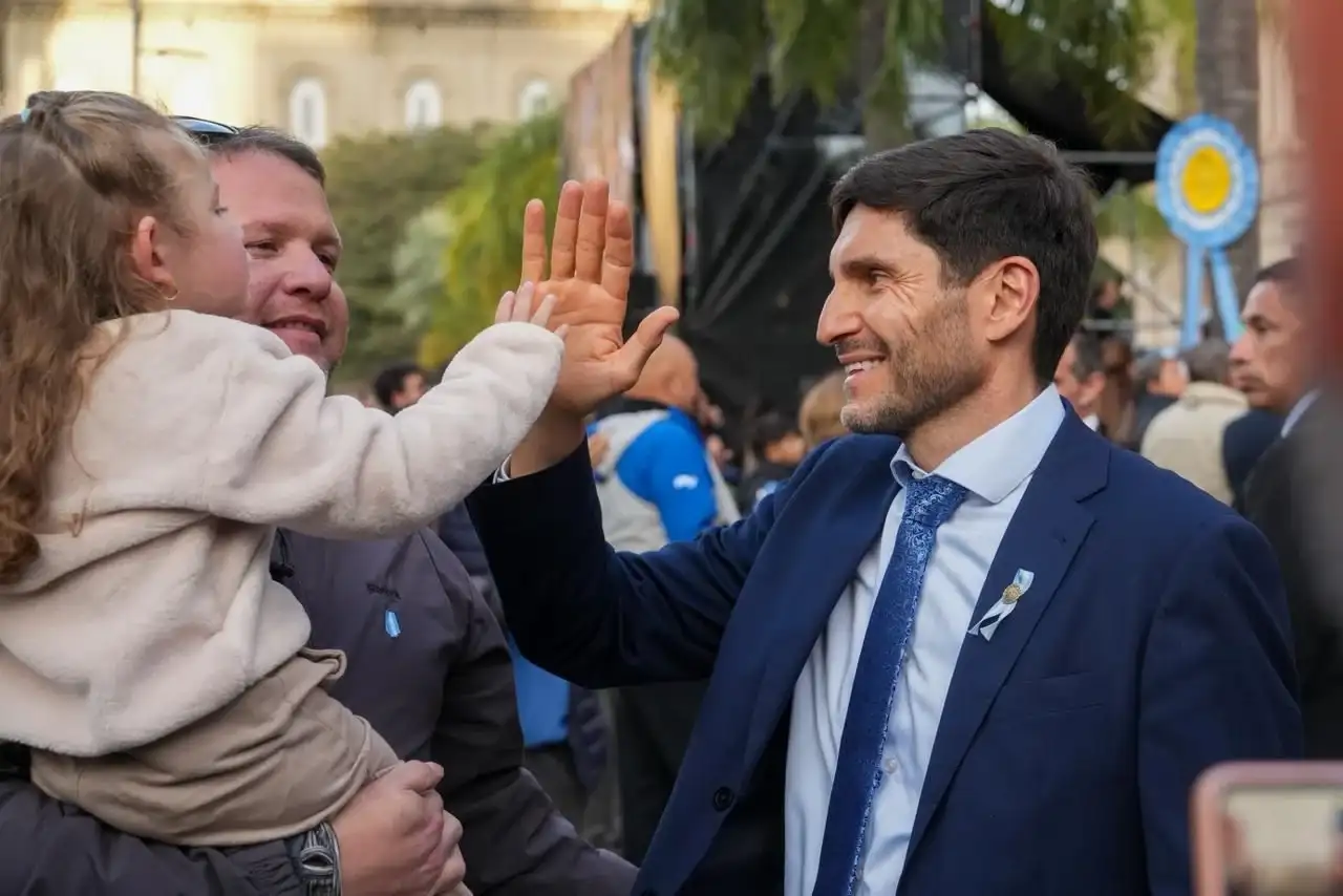 El gobernador encabezó este lunes el acto en conmemoración del 216º aniversario de la Revolución de Mayo en la ciudad de Santa Fe.Foto: GSF