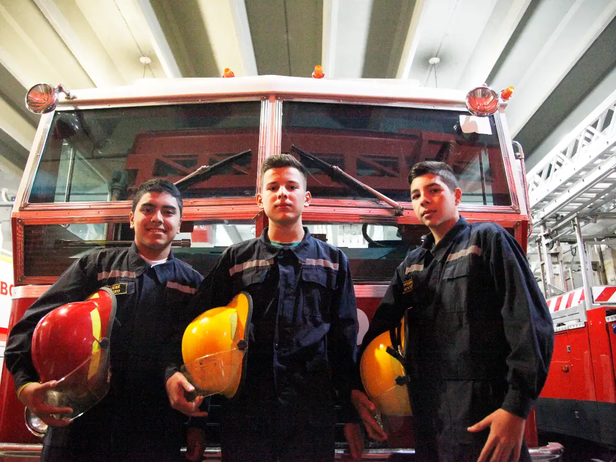 Ser y sentirse bombero: los cadetes, el orgullo del cuartel   