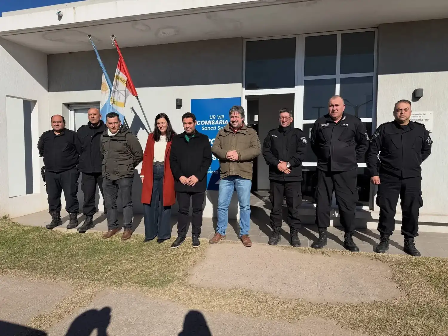 El ministro junto, a distintas autoridades, frente a la Comisaría local.