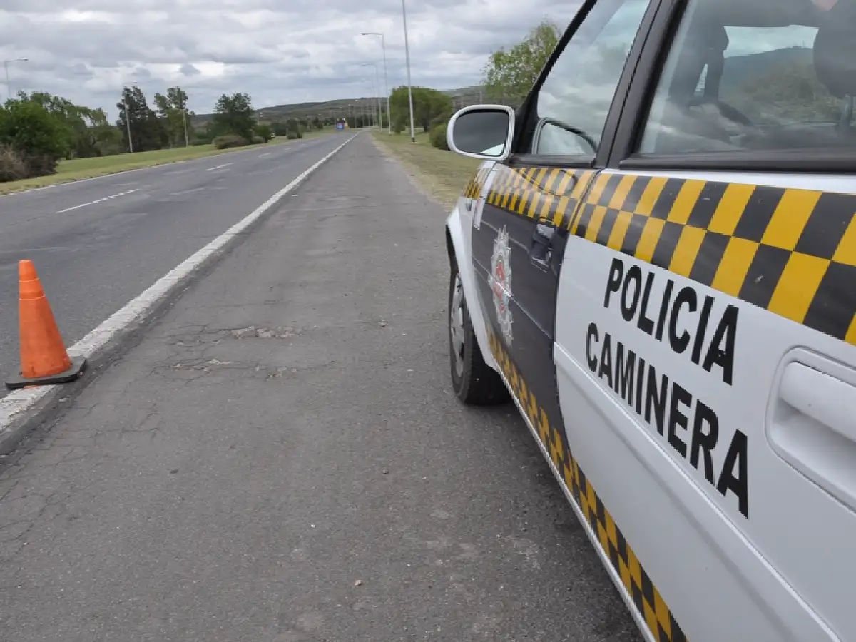 Dos policías de la Caminera detenidos por coimear a un conductor particular