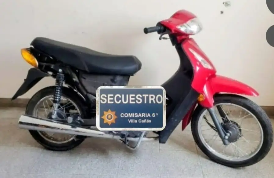 La motocicleta recuperada por la policía.