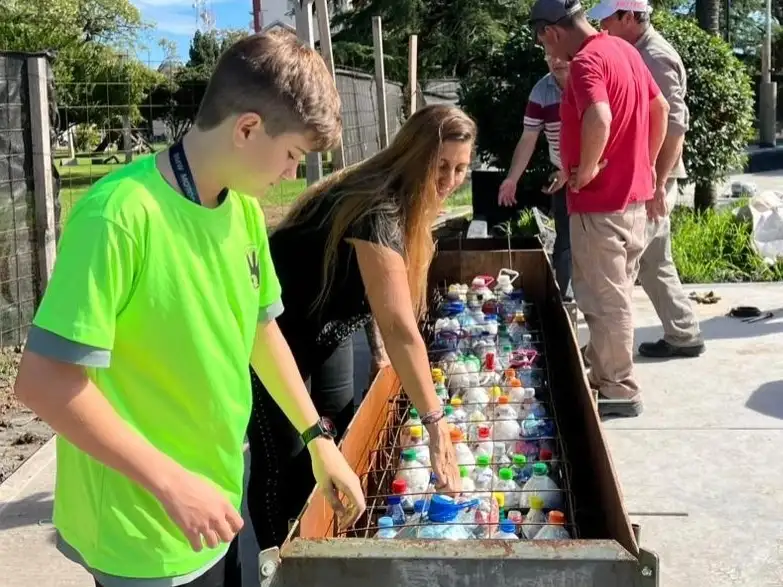 Los bancos están siendo construidos con ecobotellas, reafirmando el compromiso de la comunidad con el cuidado del ambiente y la reutilización de materiales. Foto: Municipalidad de Firmat.