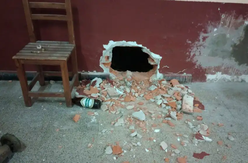 Hicieron un boquete para robar una heladera y un horno pizzero en Centro de Residentes