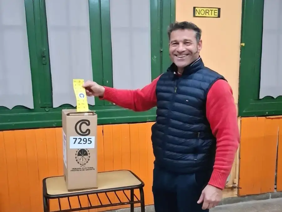 El intendente Natalio Latanzzi emitiendo su voto.