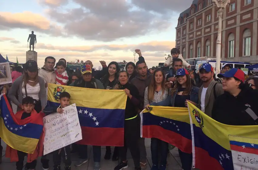 Tres autos por un pasaje de avión: el costo de dejar Venezuela para venir a Mar del Plata