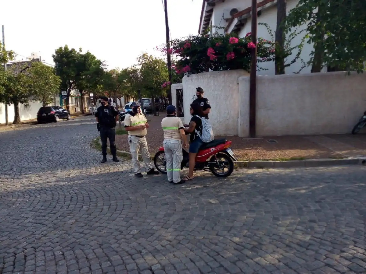 Agredió a agentes de tránsito y quedó detenido