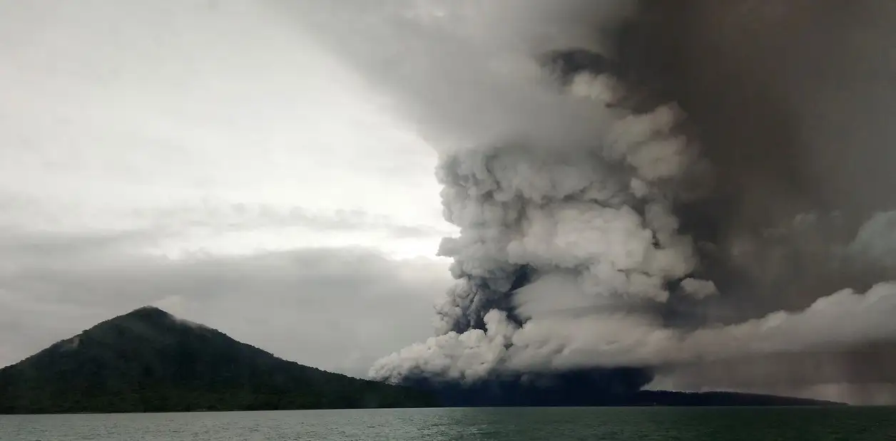 Indonesia: elevan el alerta y desvían vuelos por la actividad del volcán Anak Krakatau