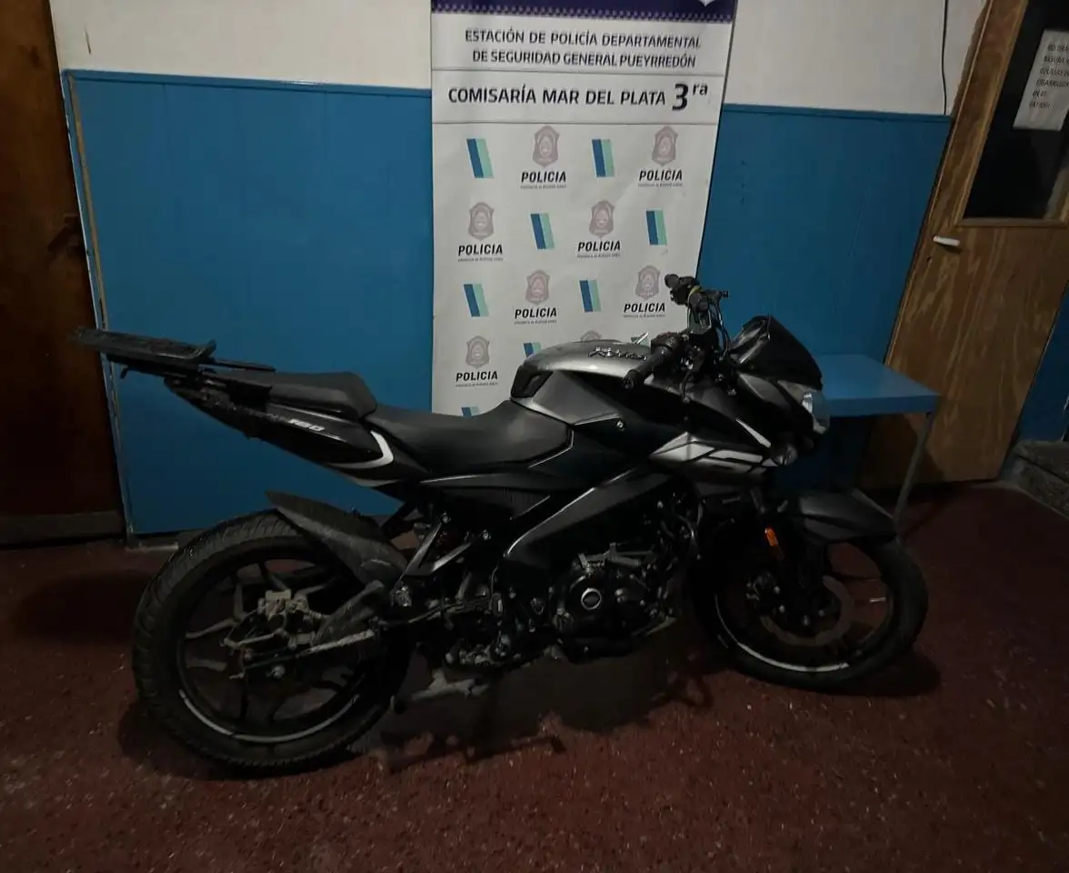 Moto robada que fue secuestrada en la zona Puerto.