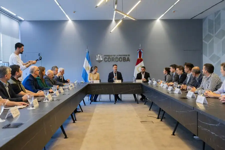 Manuel Calvo encabezó la firma de convenios para financiar obras de gas.