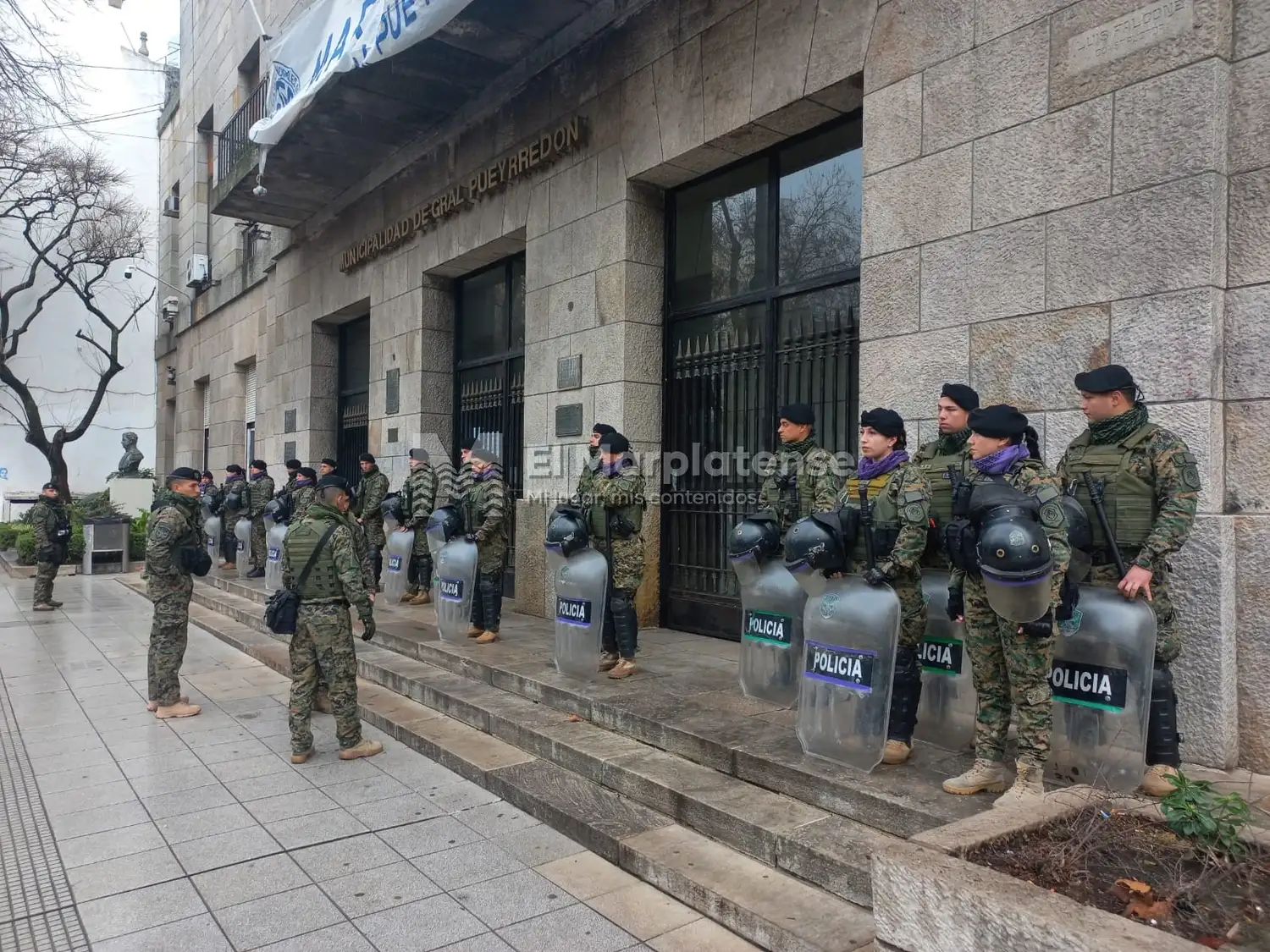 Organizaciones sociales reclamaron alimentos a pesar del cerco policial que se instaló en el Palacio Comunal.