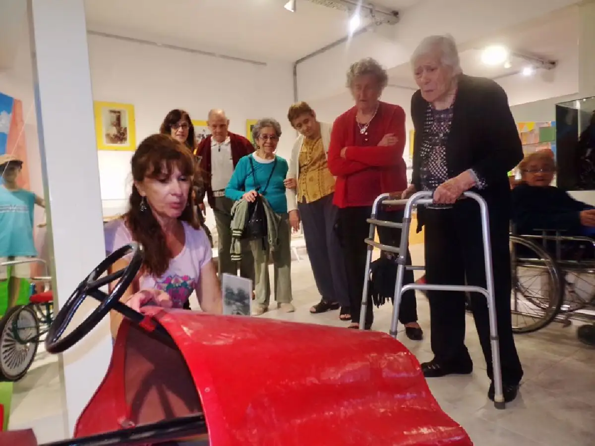 Los abuelos del Hogar  Diehl de Sienra volvieron en el tiempo al visitar el Archivo Gráfico