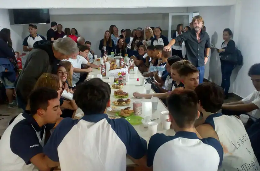 Un colegio recibió a sus alumnos con un desayuno