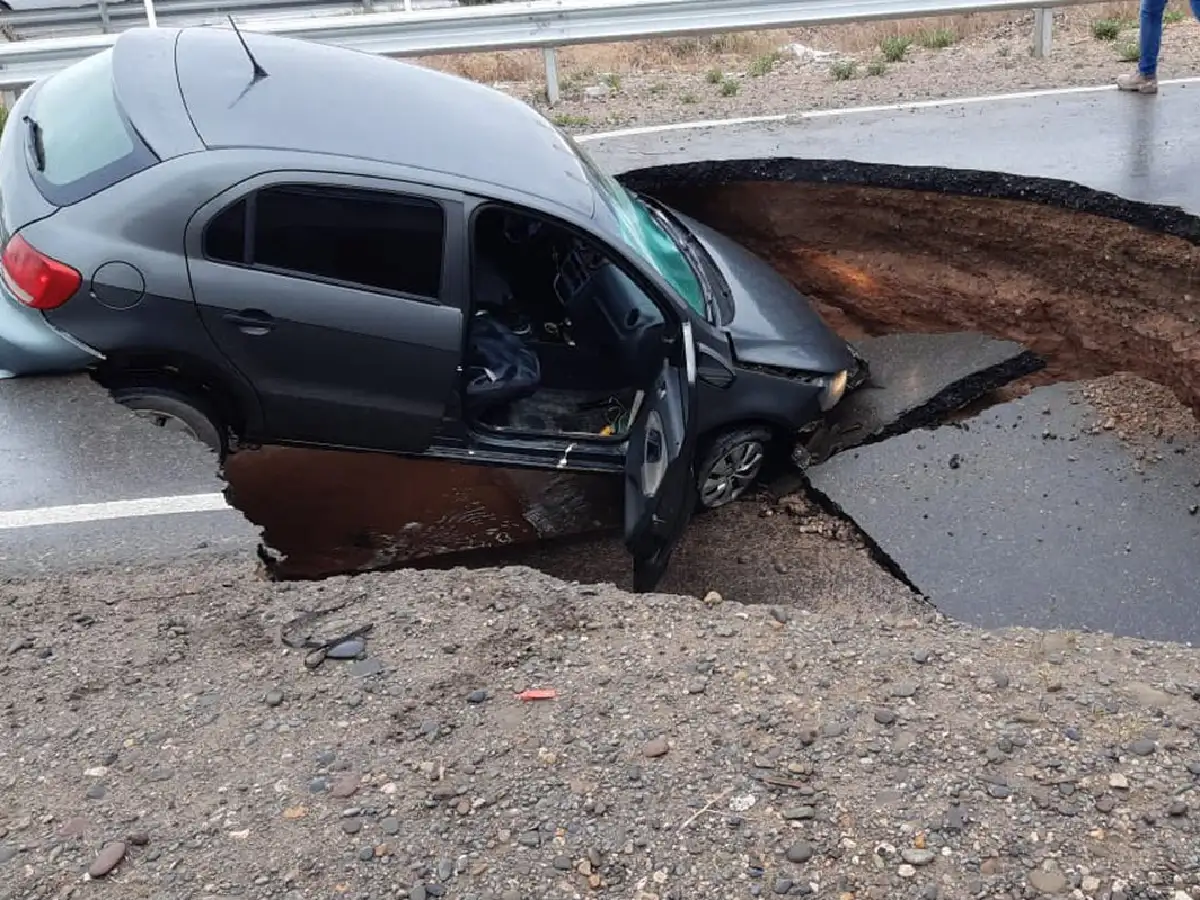 [VIDEO] Cedió el asfalto y un auto cayó en el bache