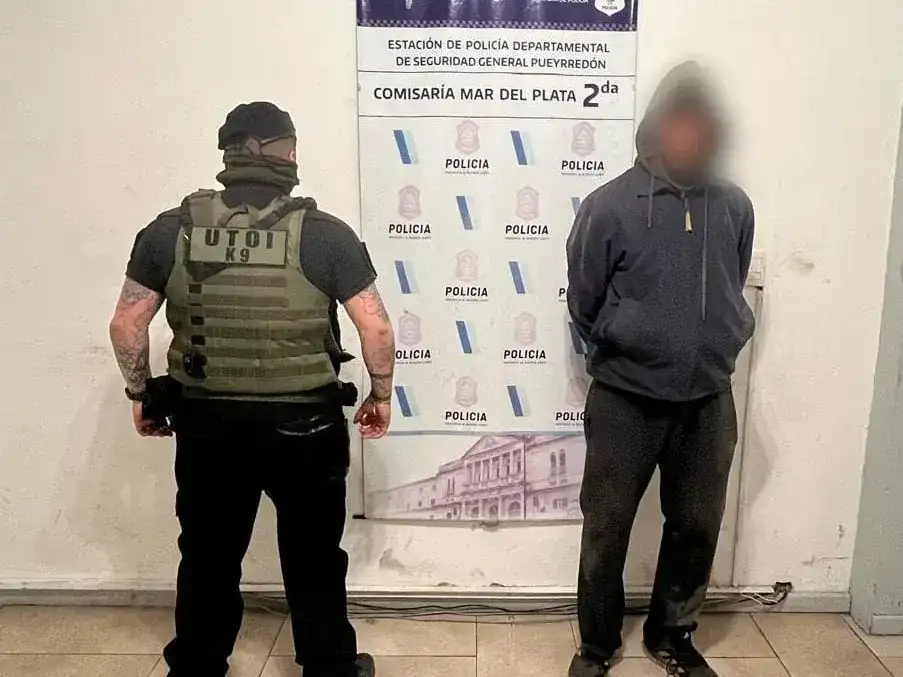 Tras un palpado preventivo fue reducido y trasladado a la Comisaría Segunda. La consulta informática estableció que no tenía impedimentos legales vigentes.