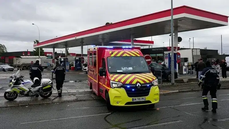 Bomberos y policías franceses fueron vistos en una gasolinera de la zona (Getty Images)