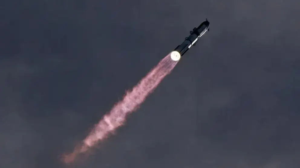 El cohete Starship de última generación despegó de Texas el lunes para su vuelo inaugural a la órbita y el primer lanzamiento operativo de satélites ( REUTERS/Steve Nesius)