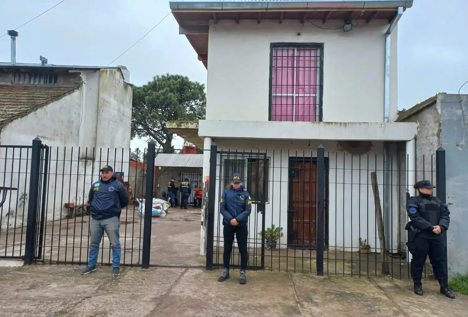 Además del secuestro de drogas, dinero y celulares, se detuvo a una persona.