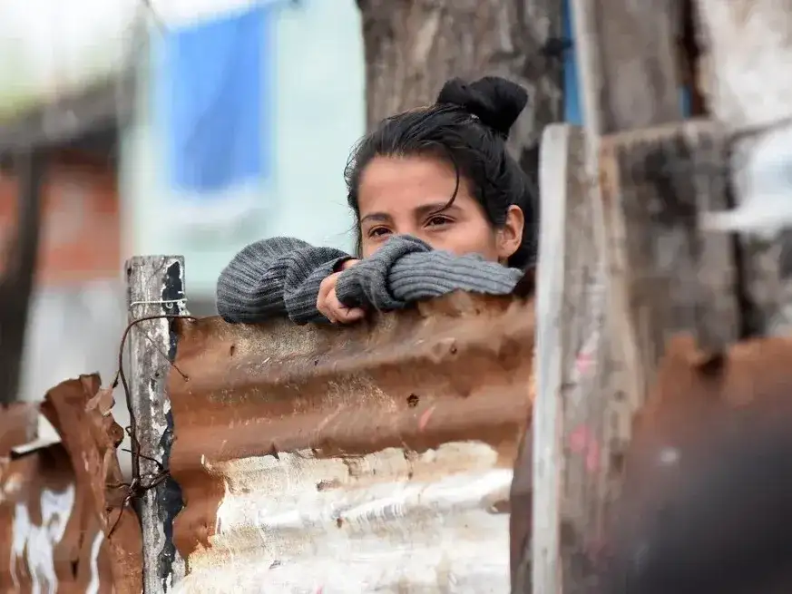 La suba semestral cortó un ciclo de mejoras continuas en los índices oficiales, en un escenario con notorias disparidades socioeconómicas entre las regiones.