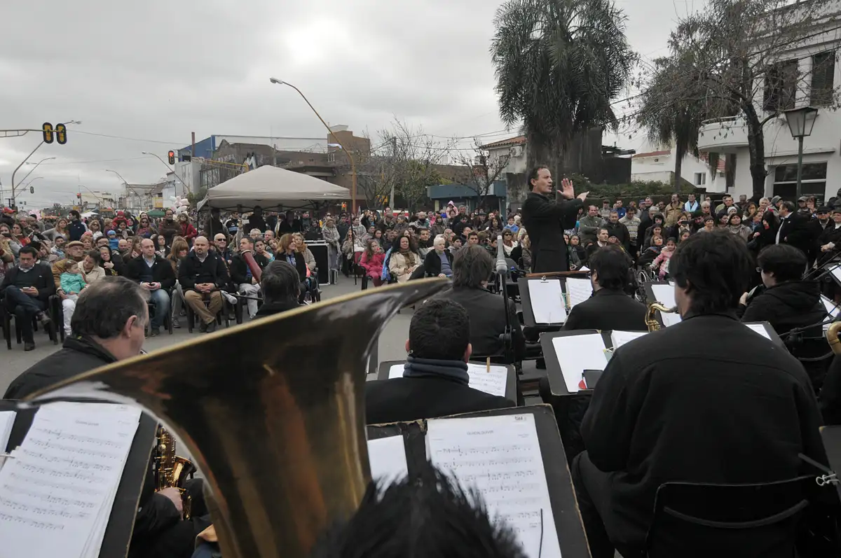 Aristóbulo se tiñe de celeste y blanco para celebrar la Independencia