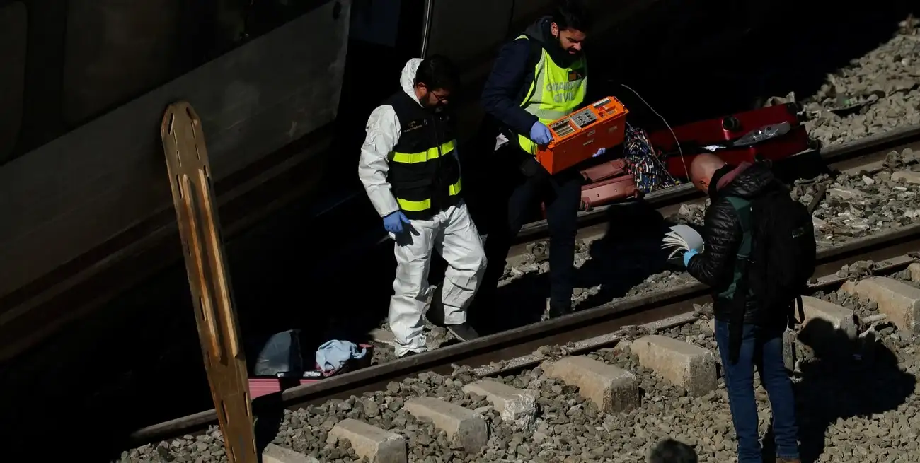 Se investigan las causas del trágico accidente ferroviario. Reuters.