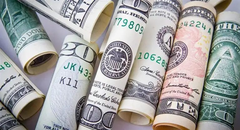 El dólar cayó casi 1% y se acercó a los $ 43,50 presionado por ingresos del agro y buen clima global