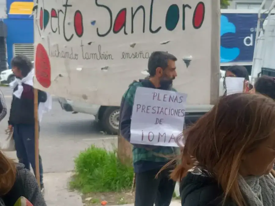 SUTEBA Multicolor cuestionó que los ingresos se encuentren por debajo de la canasta familiar y afirmó que esa situación obliga a muchos docentes a sumar cargos o buscar otros empleos para sostener sus hogares.