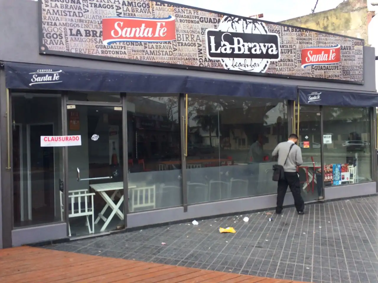 Fue clausurado un bar por expender alcohol fuera del perímetro habilitado