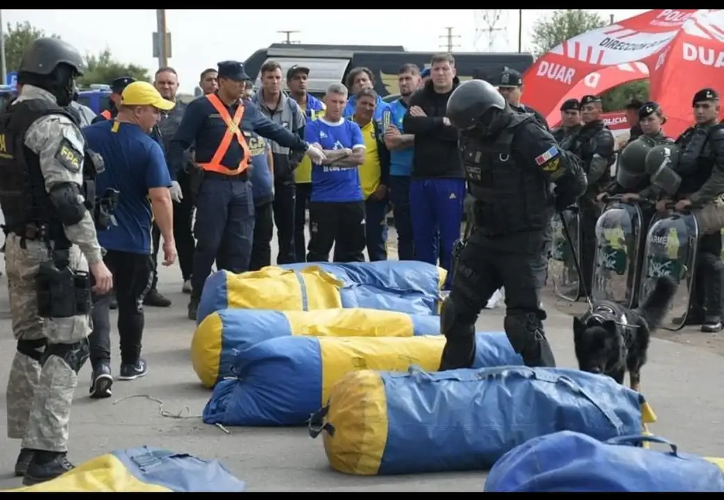 Allanaron un colectivo que se dirigía a Córdoba para el partido de la Liga Profesional