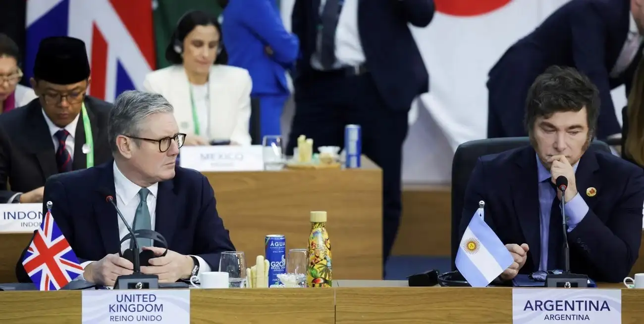 El primer ministro británico, Keir Starmer, y el presidente argentino, Javier Milei, en la cumbre del G20 en el Museo de Arte Moderno de Río de Janeiro, Brasil, el 18 de noviembre de 2024. Foto: REUTERS / Ricardo Moraes.