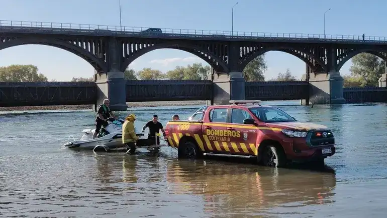 El kayak se dio vuelta, quedaron a la deriva y los bomberos llegaron justo a tiempo.
