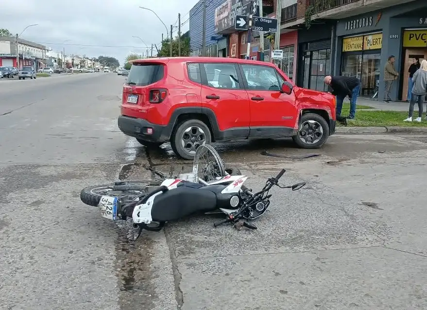 El siniestro involucró a una motocicleta blanca y un Jeep Renegade rojo, conducido por un hombre de 56 años.