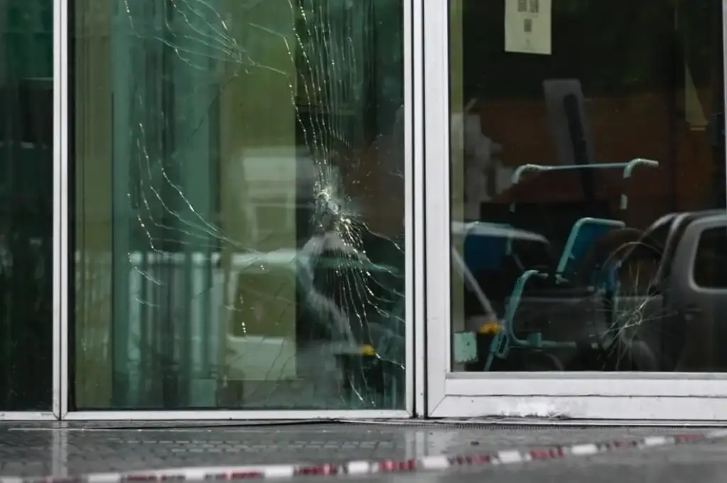 Los impactos de bala en el frente del Hospital de Emergencias Clemente Alvarez