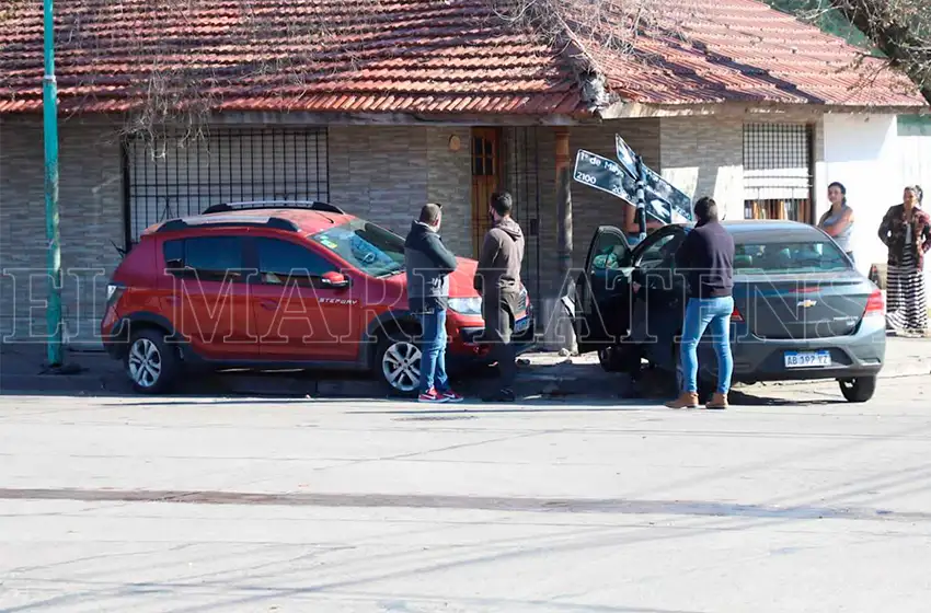 Chocaron dos autos y volaron las tejas de una casa
