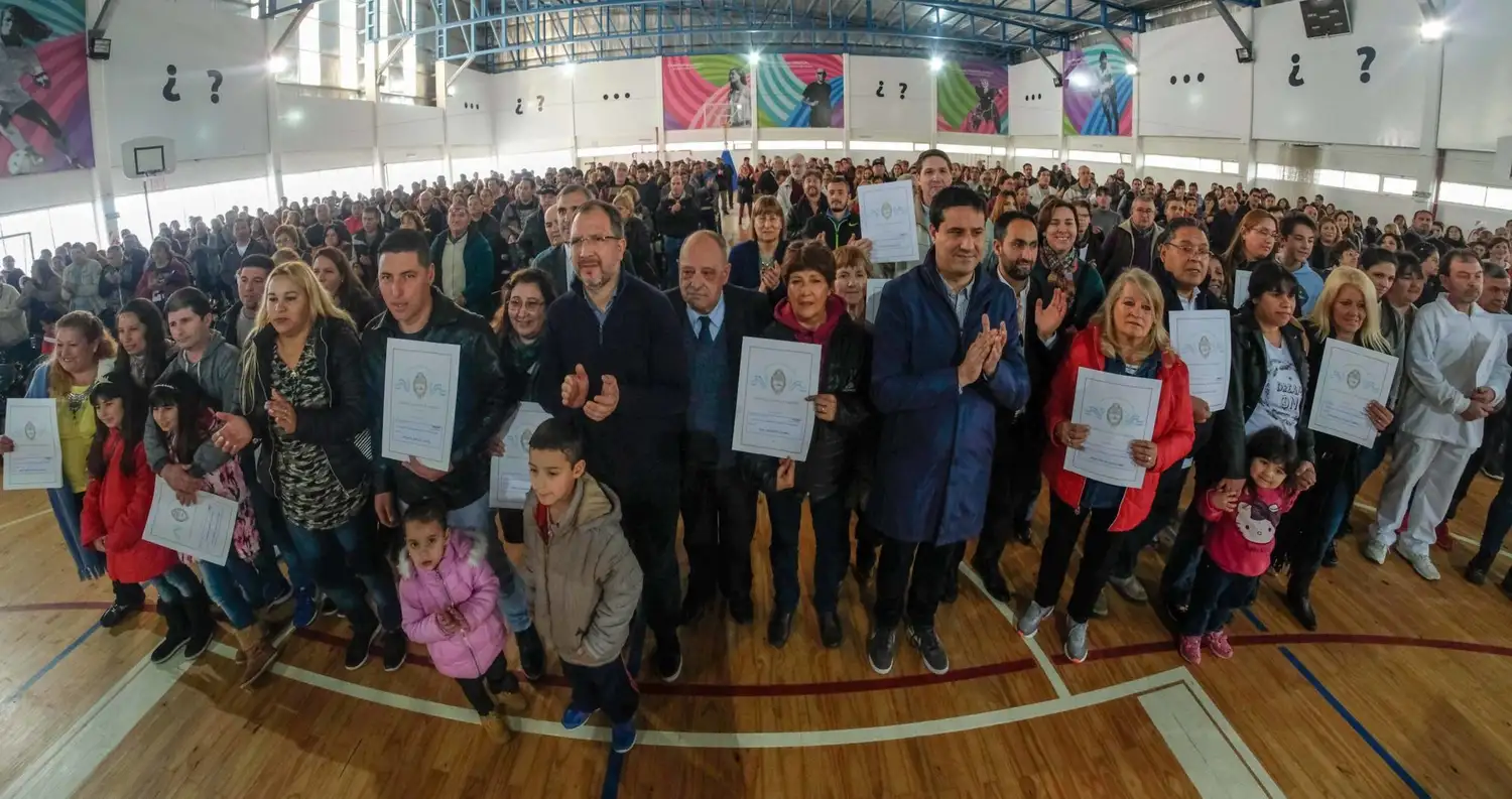 El Municipio entregó 264 escrituras a vecinos
