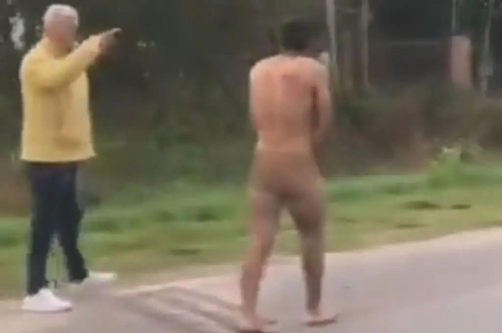 Pasearon desnudo a un ladrón
