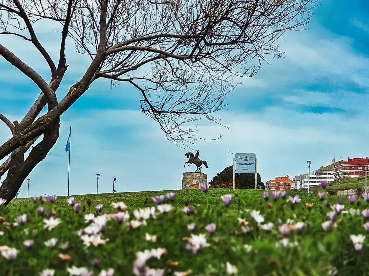 El Municipio de General Pueyrredon llevó adelante una serie de trabajos para renovar y acondicionar tres espacios públicos de Mar del Plata vinculados al General José de San Martín.