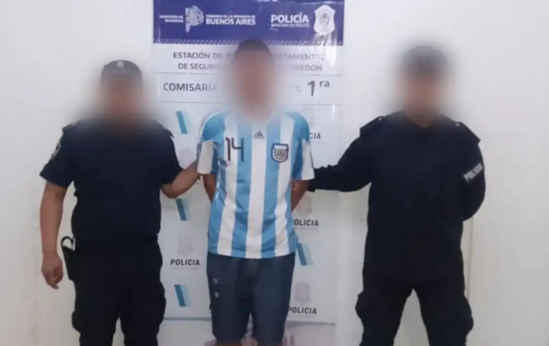 En poder del delincuente se encontraron dos picaportes de bronce, dos de aluminio y un caño oxidado.