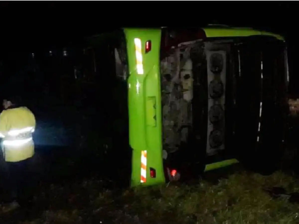 Un muerto y más de 30 heridos al volcar un micro en Buenos Aires